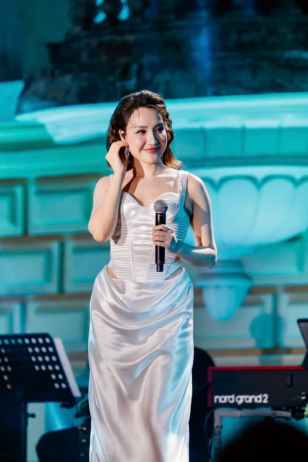 Minh Quân - Thu Thủy gây chú ý với hình mẫu vợ chồng hát - 2 Minh Quân - Thu Thủy gây chú ý với hình mẫu vợ chồng hát - 2