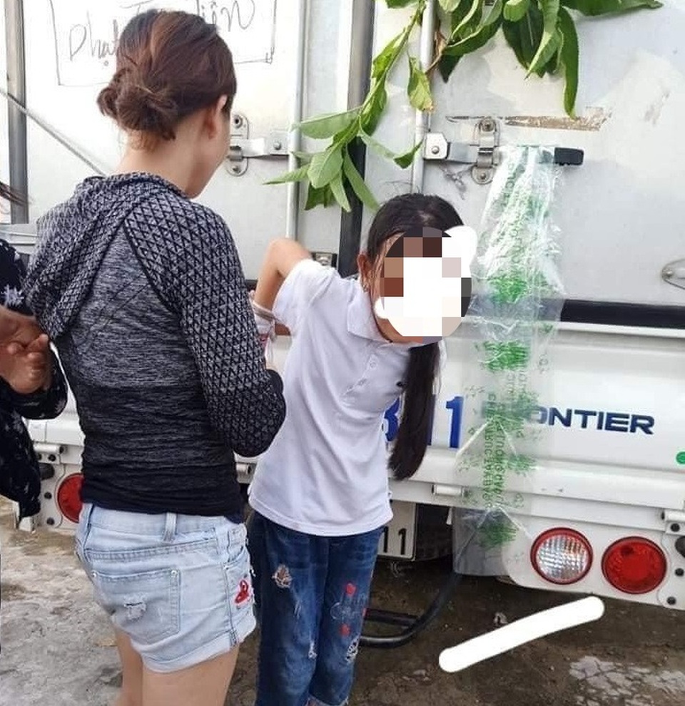 Công an vào cuộc vụ bé gái 12 tuổi bị cột chân, trói tay vào thùng xe tải - 2