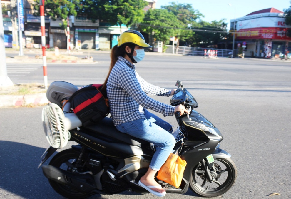Người Đà Nẵng chở vali, nệm… đến chỗ làm để trực chiến - 3 Người Đà Nẵng chở vali, nệm… đến chỗ làm để trực chiến - 3