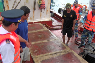 Cảnh sát biển 4 bắt giữ thêm 1 tàu chuyển 30.000 lít dầu trái phép