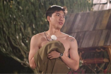 Khán giả tranh cãi việc rapper Hieuthuhai bị lột đồ trong "2 ngày 1 đêm"