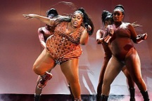 Lizzo mặc gợi cảm, biểu diễn sôi động