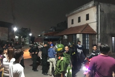 Hơn chục cảnh sát khống chế người đàn ông cầm hung khí tấn công hai vợ chồng