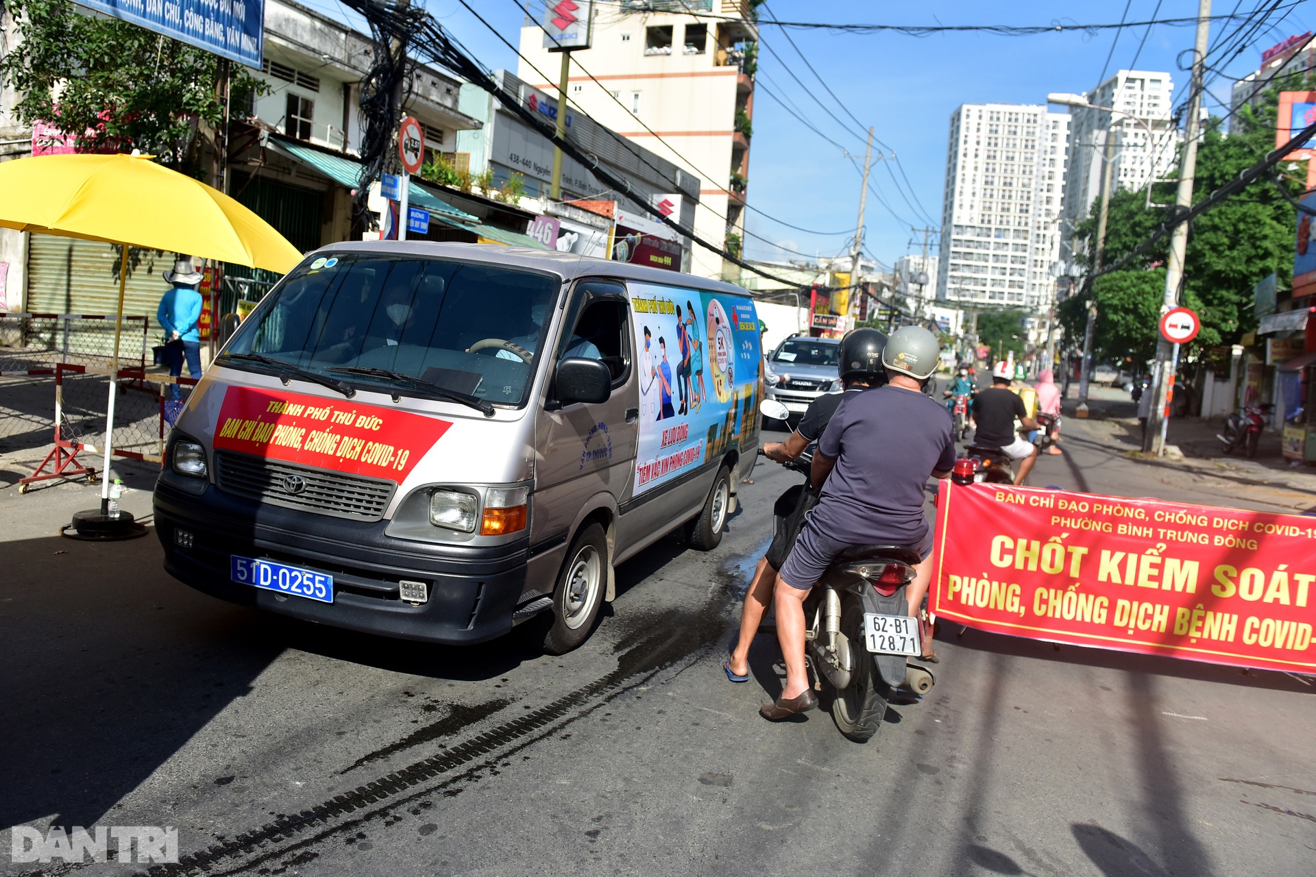Theo chân xe lưu động tiêm vắc xin ở các khu dân cư, điểm cách ly tại TPHCM - 6