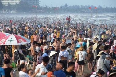 Biển người ken đặc trên bãi tắm Sầm Sơn