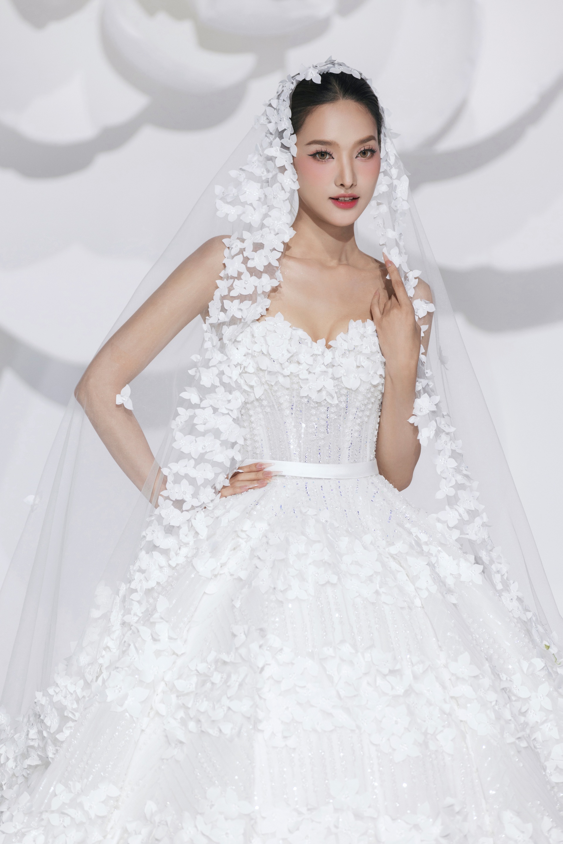 Hồ Ngọc Hà xuất hiện với phong cách khác lạ, nổi bật giữa dàn hoa hậu - 7 Hồ Ngọc Hà xuất hiện với phong cách khác lạ, nổi bật giữa dàn hoa hậu - 7