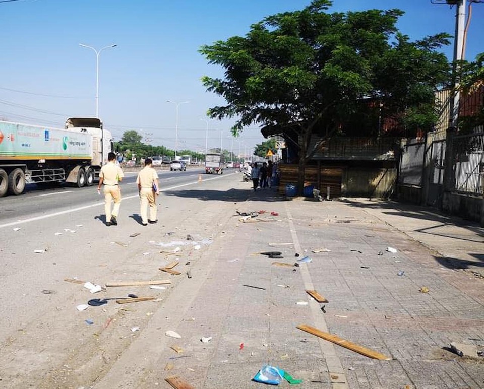 Ô tô tông xe bán cà phê, quét nhiều xe máy rồi húc sập mái hiên nhà - 4 Ô tô tông xe bán cà phê, quét nhiều xe máy rồi húc sập mái hiên nhà - 4