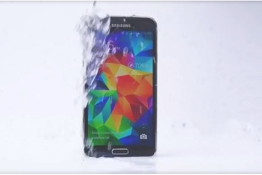 Samsung dùng “cơn sốt” đổ nước đá để chế giễu iPhone