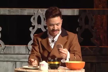 Vở hài kịch Quan Thanh tra khai thác đề tài quốc nạn tham nhũng.