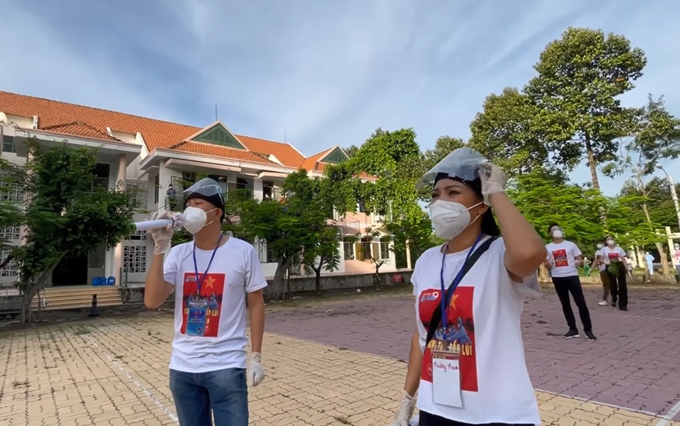 Phương Thanh, Quốc Đại gây xúc động khi cất tiếng hát từ bệnh viện dã chiến - 1 Phương Thanh, Quốc Đại gây xúc động khi cất tiếng hát từ bệnh viện dã chiến - 1