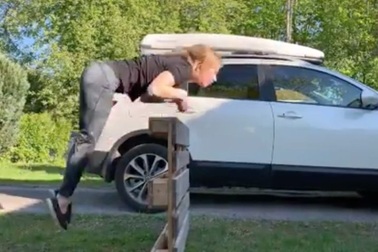 Nổi tiếng mạng xã hội nhờ thích chạy nhảy như ngựa