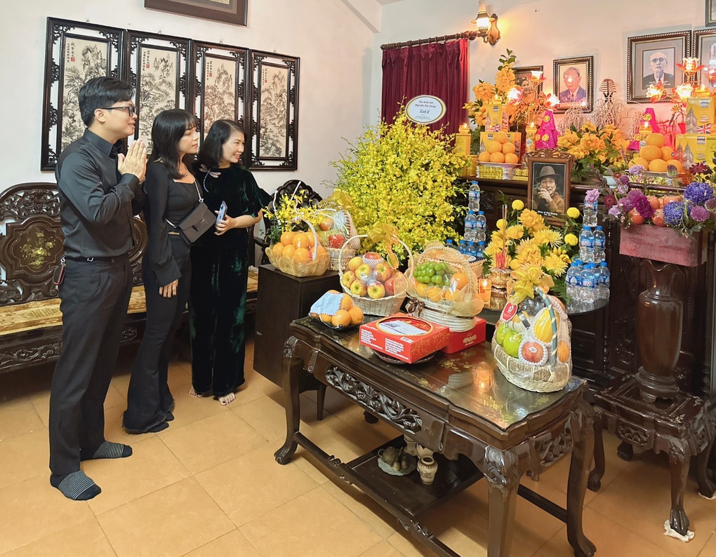 Minh Chuyên, Lê Tâm xúc động hát trong lễ giỗ đầu nhạc sĩ Phú Quang - 2 Minh Chuyên, Lê Tâm xúc động hát trong lễ giỗ đầu nhạc sĩ Phú Quang - 2