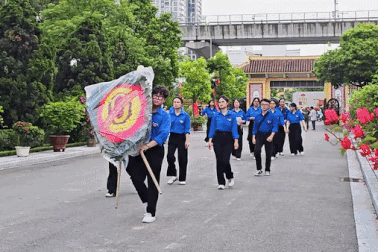 Người dân dâng hương, tưởng nhớ Anh hùng liệt sĩ tại nghĩa trang Mai Dịch