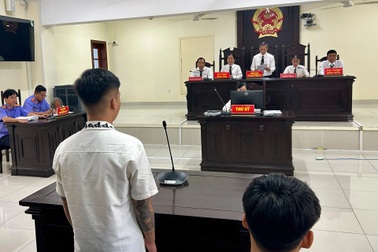 Tuyên án tù kẻ đạp vào xe máy khiến cán bộ công an ngã trọng thương