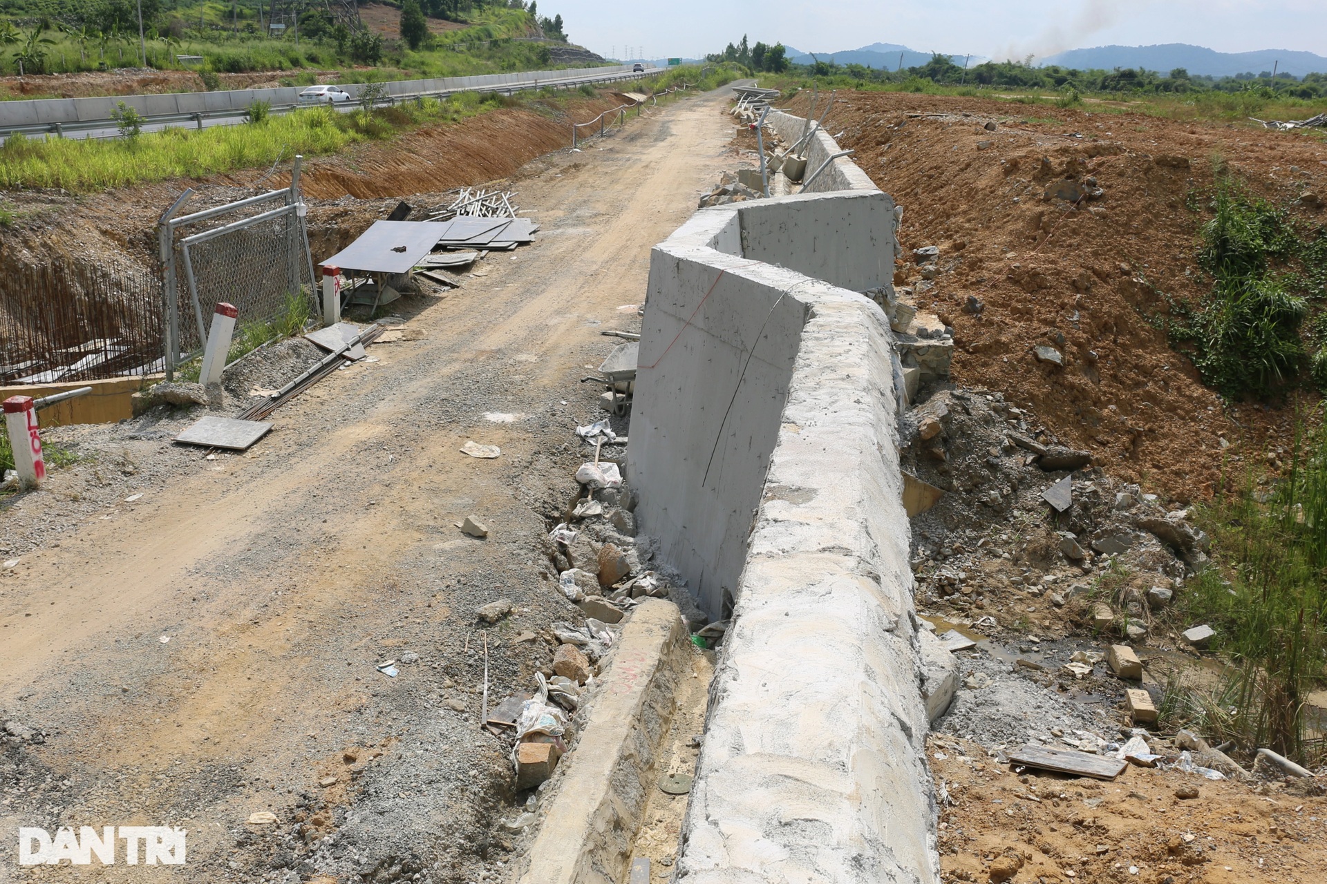 Xây hai bức tường, hồ điều tiết chống ngập cao tốc Phan Thiết - Dầu Giây - 5 Xây hai bức tường, hồ điều tiết chống ngập cao tốc Phan Thiết - Dầu Giây - 5