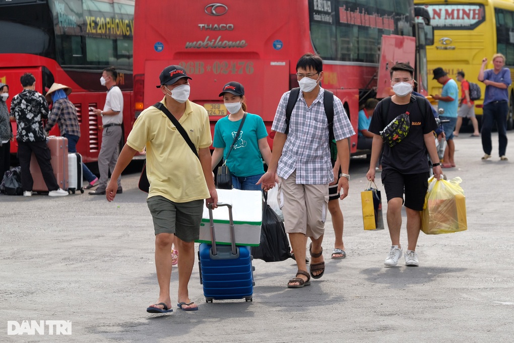 Người dân đổ về quê sớm, cửa ngõ Thủ đô ùn ứ từ trưa - 3 Người dân đổ về quê sớm, cửa ngõ Thủ đô ùn ứ từ trưa - 3
