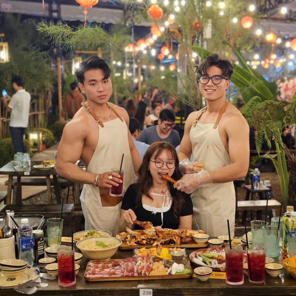 Thuê mỹ nam 6 múi cởi trần phục vụ, quán ăn ở Cần Thơ hút khách nườm nượp - 3 Thuê mỹ nam 6 múi cởi trần phục vụ, quán ăn ở Cần Thơ hút khách nườm nượp - 3