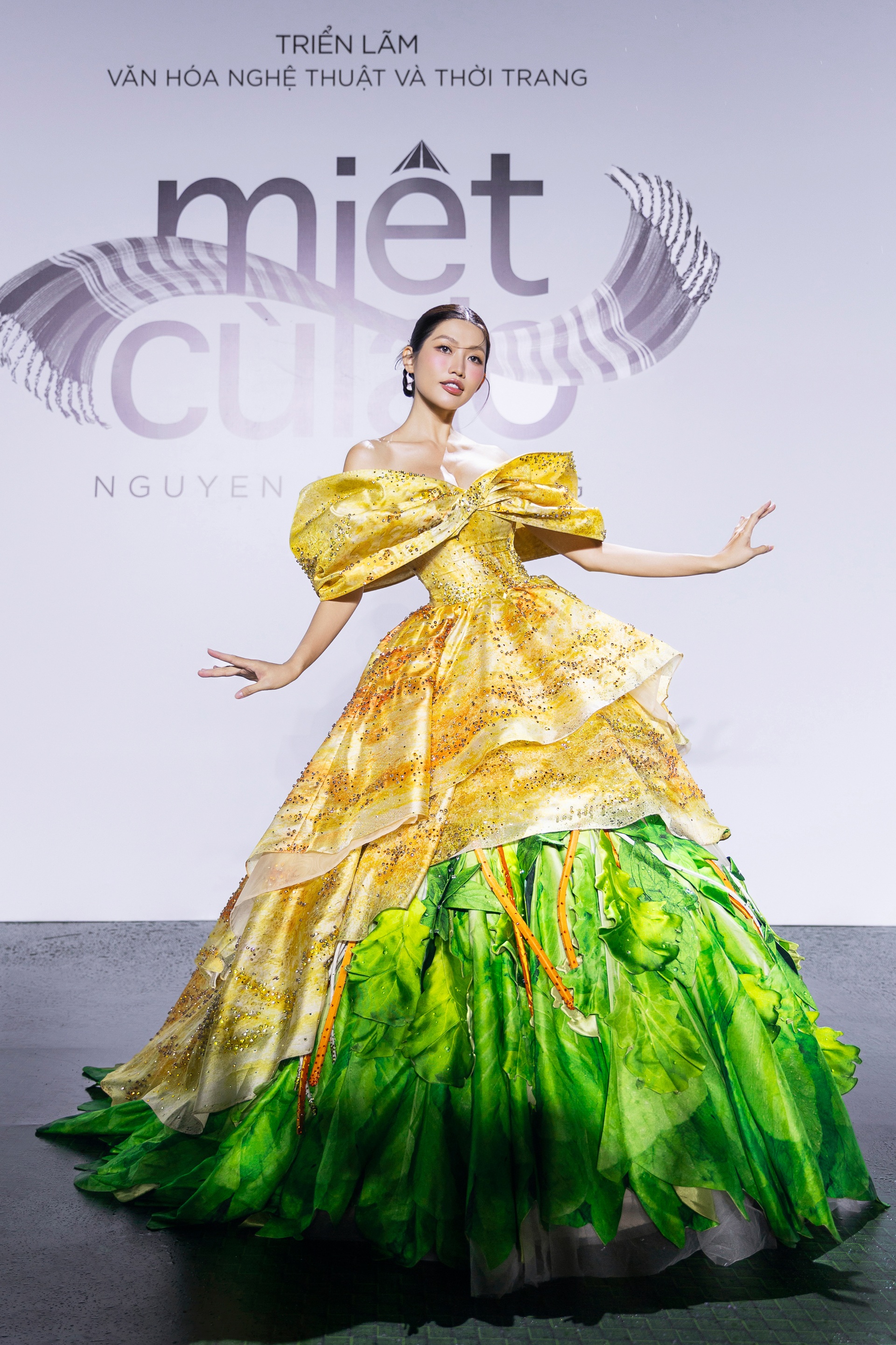 ជើងឯក Quynh Chau ស្លៀកសម្លៀកបំពាក់ប្លែកៗទាក់ទាញចំណាប់អារម្មណ៍មុនថ្ងៃរៀបការ - ២ Á hậu Quỳnh Châu mặc trang phục độc đáo, gây chú ý trước ngày cưới - 2
