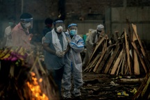 Phút cuối đơn độc của người Ấn Độ bên trong lò hỏa táng thời Covid