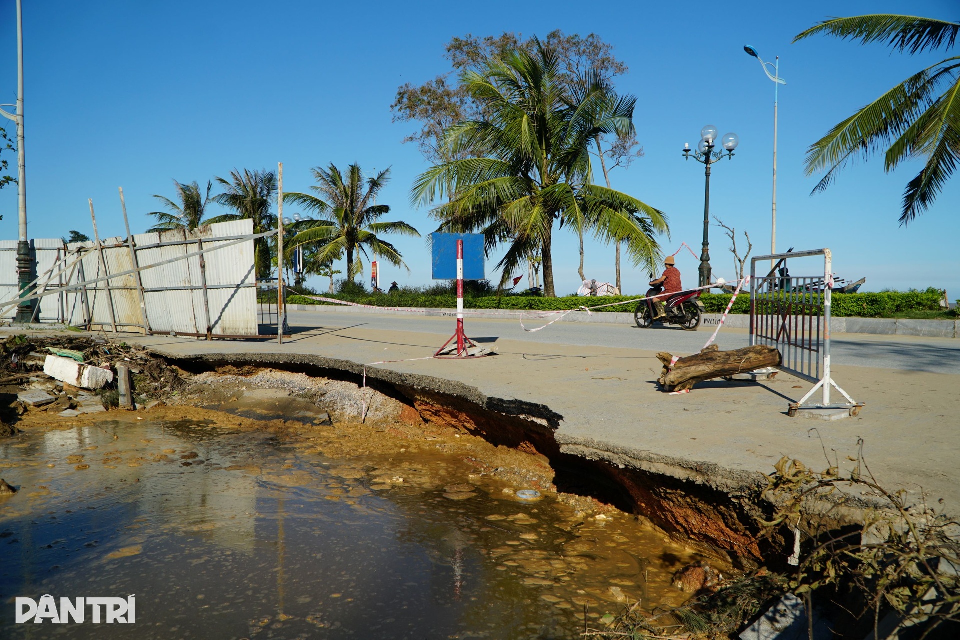 Biển Sầm Sơn tan hoang, ngổn ngang rác thải sau bão Bualoi - 13