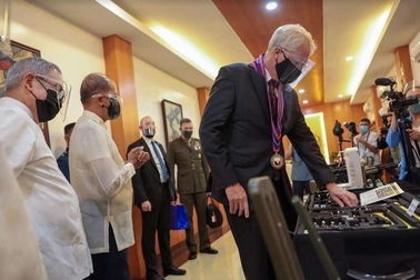 Mỹ bất ngờ tặng Philippines 29 triệu USD thiết bị quốc phòng