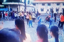 Hàng trăm công nhân bỏ việc vì nghi thức ăn có giòi