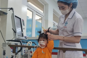 Mẹ bỏ đi, bé gái lớn lên trên giường bệnh của phòng chăm sóc đặc biệt