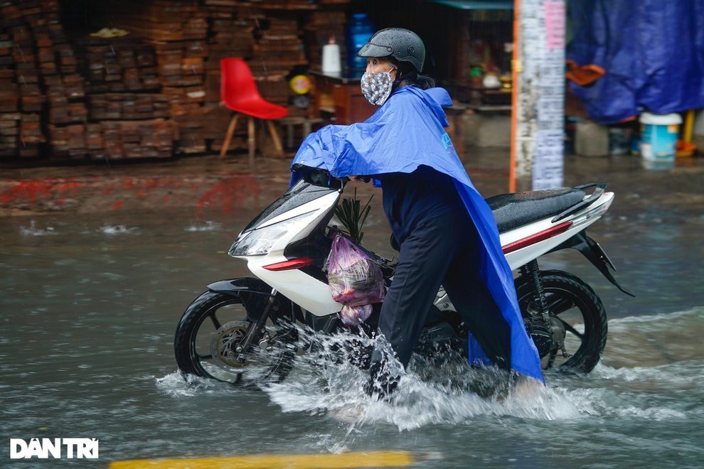Ngập khu phong tỏa Gò Vấp: Đẩy xe không thấy tiệm sửa nào vì Covid-19 - 4 Ngập khu phong tỏa Gò Vấp: Đẩy xe không thấy tiệm sửa nào vì Covid-19 - 4