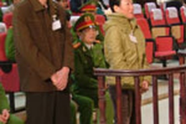 Bị cáo thi nhau giành tội