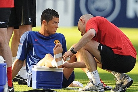 MU lo sốt vó vì Ronaldo dính chấn thương
