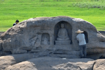 Trung Quốc: Pho tượng Phật 600 năm tuổi lộ diện khi mực nước sông hạ thấp