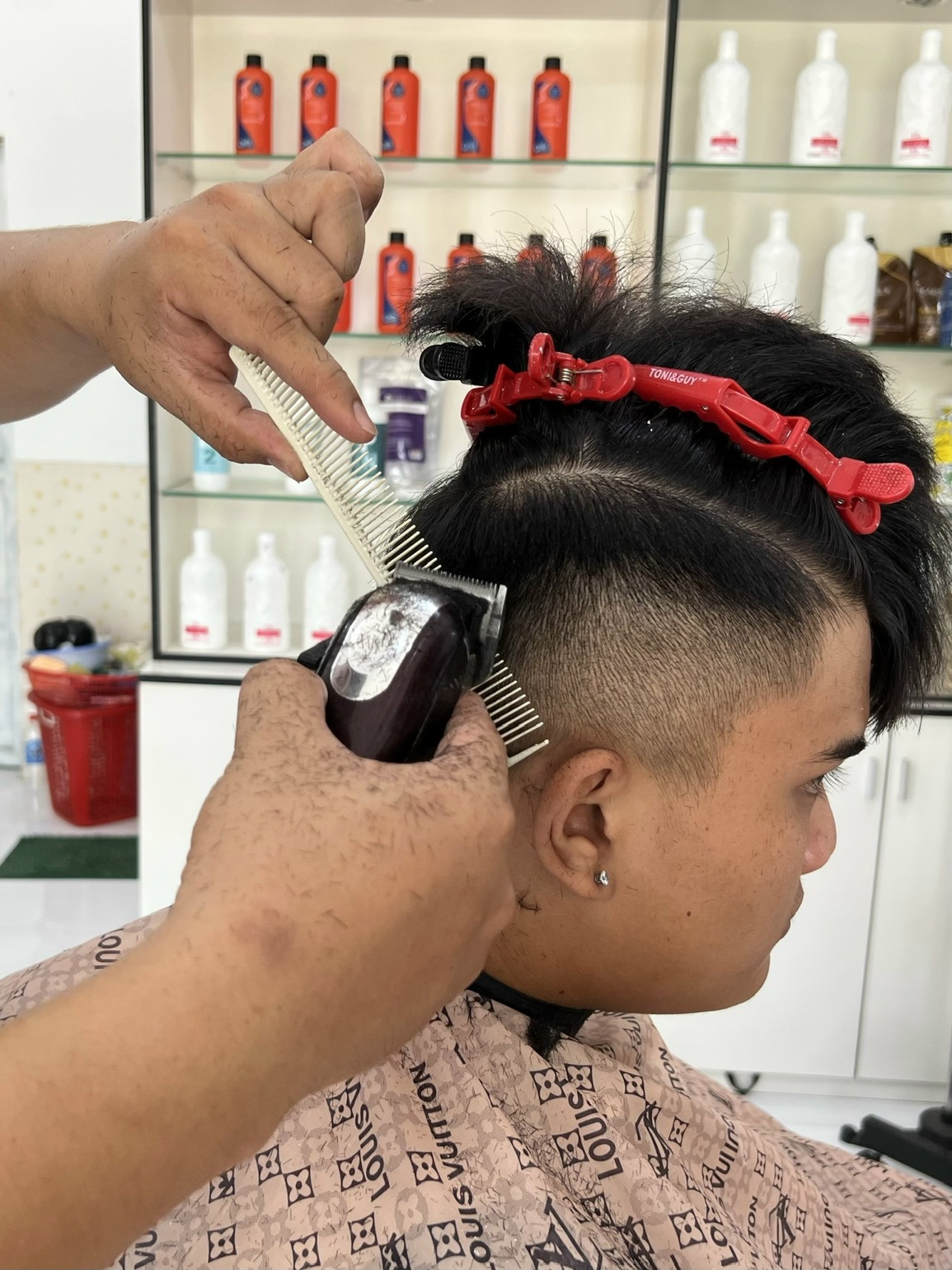 Tuyệt chiêu cắt tóc bằng lửa độc nhất Sài Gòn của anh thợ 4 năm khổ luyện - 3 Tuyệt chiêu cắt tóc bằng lửa độc nhất Sài Gòn của anh thợ 4 năm khổ luyện - 3