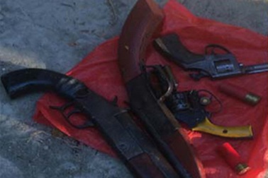 Hai nhóm côn đồ bỏ lại 4 khẩu súng khi chạy trốn công an