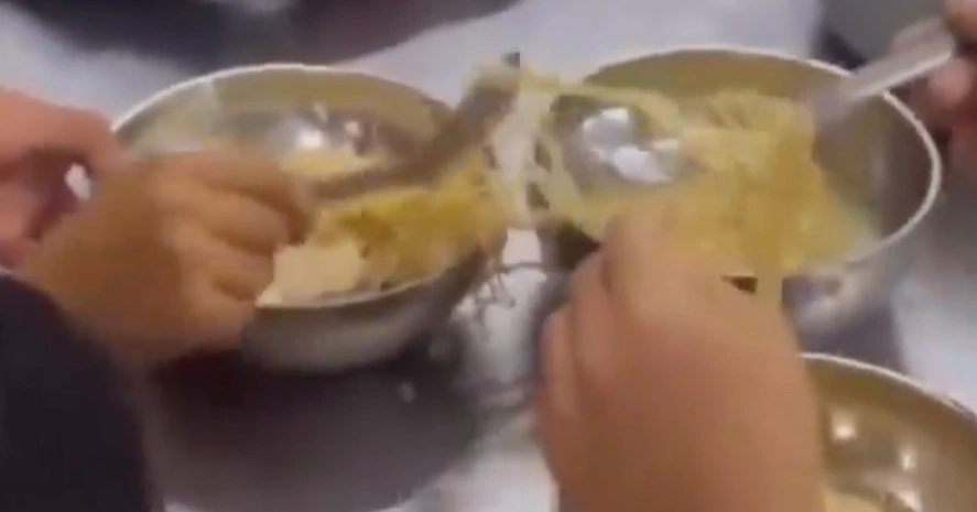 Karyawan perempuan coba curi kertas A4 perusahaan, kaget dengan ucapan anaknya - 1 Nữ nhân viên tính chôm giấy A4 của công ty, sững người trước lời con nhỏ - 1