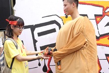 Nam sinh Báo chí "hóa" gấu bông tỏ tình người yêu tại ngày hội hiến máu