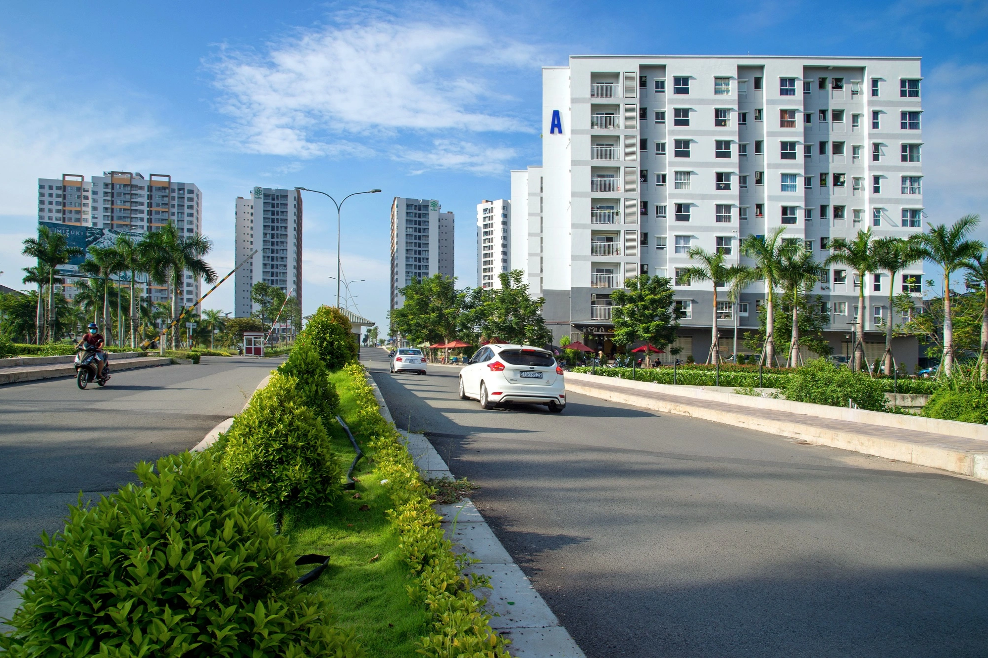 Làm nhà "xây không kịp bán, tranh nhau để mua": Ngoài cười, trong khóc