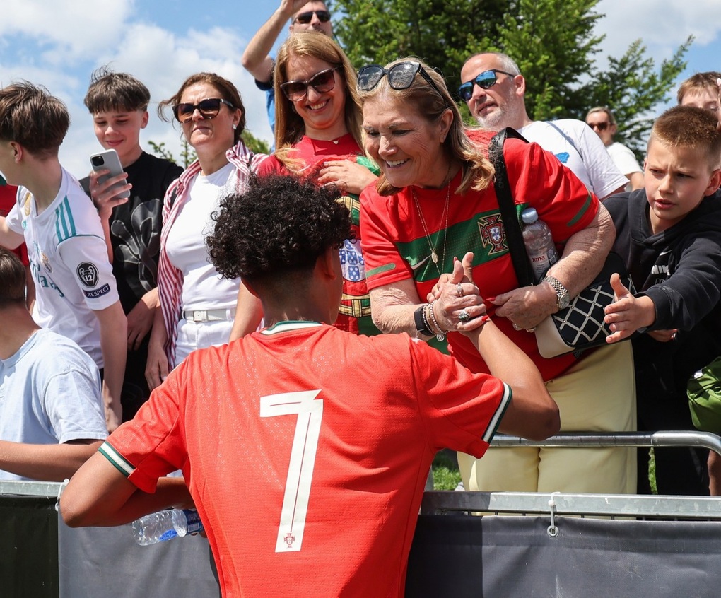 Con trai C.Ronaldo gây sốt khi mặc áo số 7, ra mắt đội U15 Bồ Đào Nha - 2 Con trai C.Ronaldo gây sốt khi mặc áo số 7, ra mắt đội U15 Bồ Đào Nha - 2