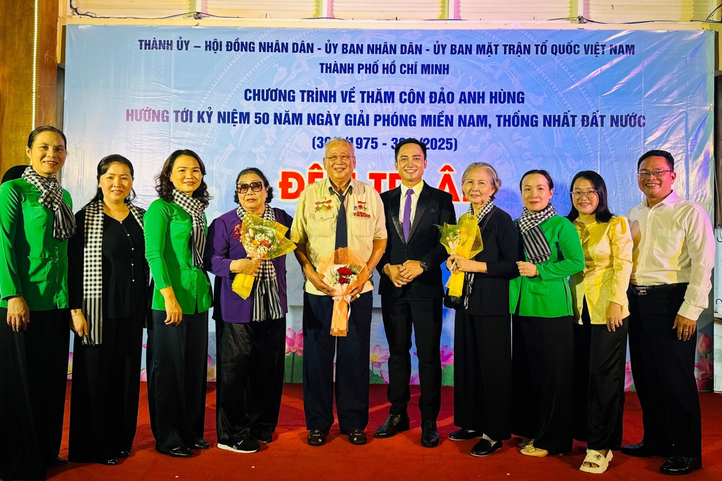 Speciální skupina turistů na Con Dao rekonstruuje mučící scény s tloučky a mačetami - 4 Đoàn khách đặc biệt về Côn Đảo tái hiện những màn tra tấn chày vồ, ma trắc - 4