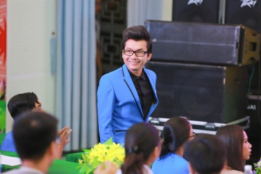 Á vương Ký Quốc  lịch lãm  ngồi ghế nóng chấm thi