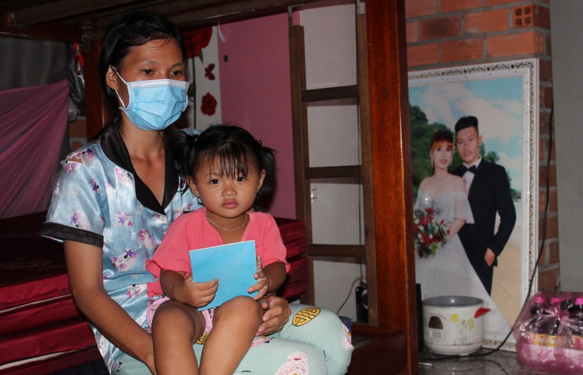 Thắt lòng cảnh bé gái 3 tuổi ôm chân cha cầu xin cha đừng chết - 5 Thắt lòng cảnh bé gái 3 tuổi ôm chân cha cầu xin cha đừng chết - 5