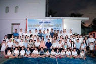 Gia đình hơn 80 người, 4 thế hệ thuê nguyên khu villa du lịch hè cùng nhau