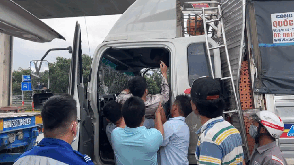 Giải cứu tài xế kẹt trong cabin xe tải biến dạng ở TPHCM - 1