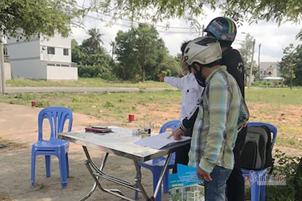 Bị lừa đặt cọc mua đất, vừa mất tiền tỷ vừa bị người thân nghi chiếm đoạt tiền - 1 Bị lừa đặt cọc mua đất, vừa mất tiền tỷ vừa bị người thân nghi chiếm đoạt tiền - 1