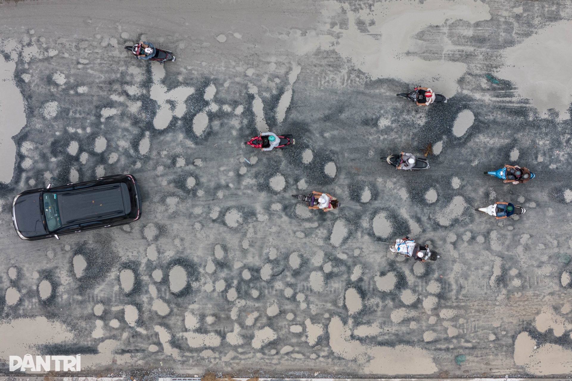 Con đường hàng trăm hố bom, vá đi vá lại sau mỗi cơn mưa ở TPHCM - 1 Con đường hàng trăm hố bom, vá đi vá lại sau mỗi cơn mưa ở TPHCM - 1