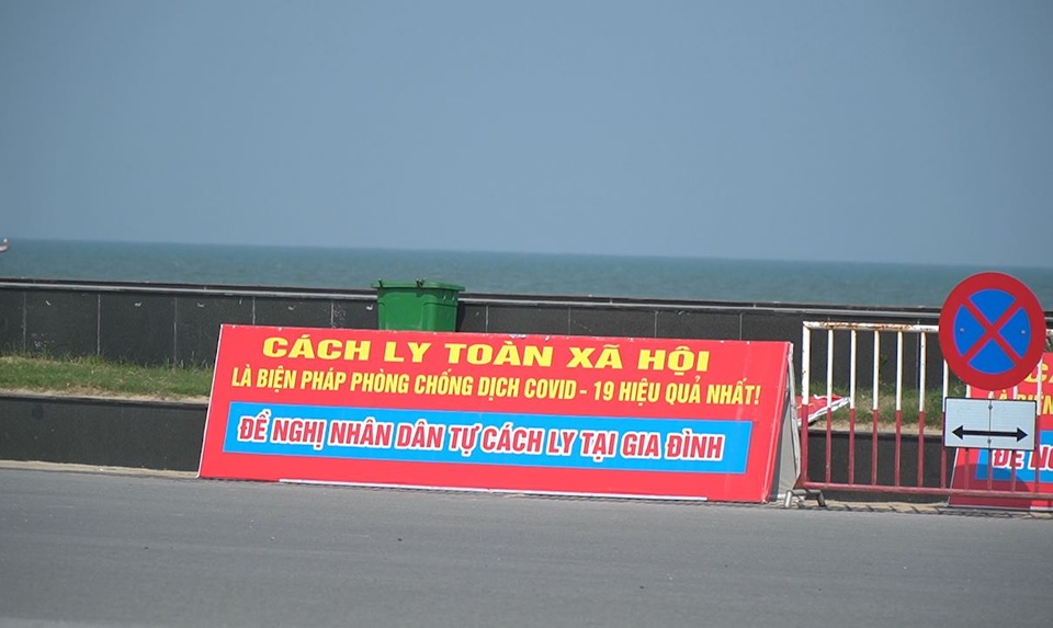 Biển Sầm Sơn vắng tanh vì công điện không đón khách ngoại tỉnh - 2