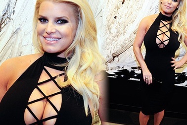 Jessica Simpson diện váy "bức tử" vòng một