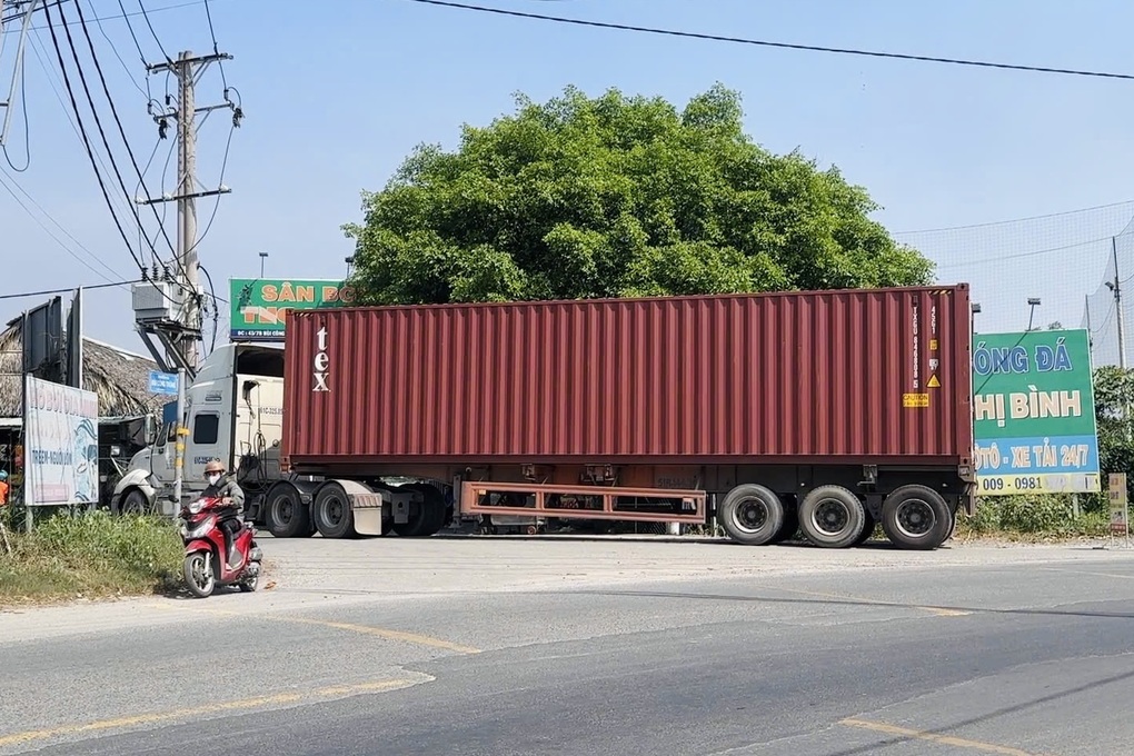 Người dân truy đuổi, chặn xe đầu kéo container cán chết người ở TPHCM - 2 Người dân truy đuổi, chặn xe đầu kéo container cán chết người ở TPHCM - 2