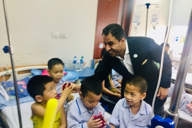 Đại sứ UAE tặng quà cho các bệnh nhân tan máu bẩm sinh Việt Nam