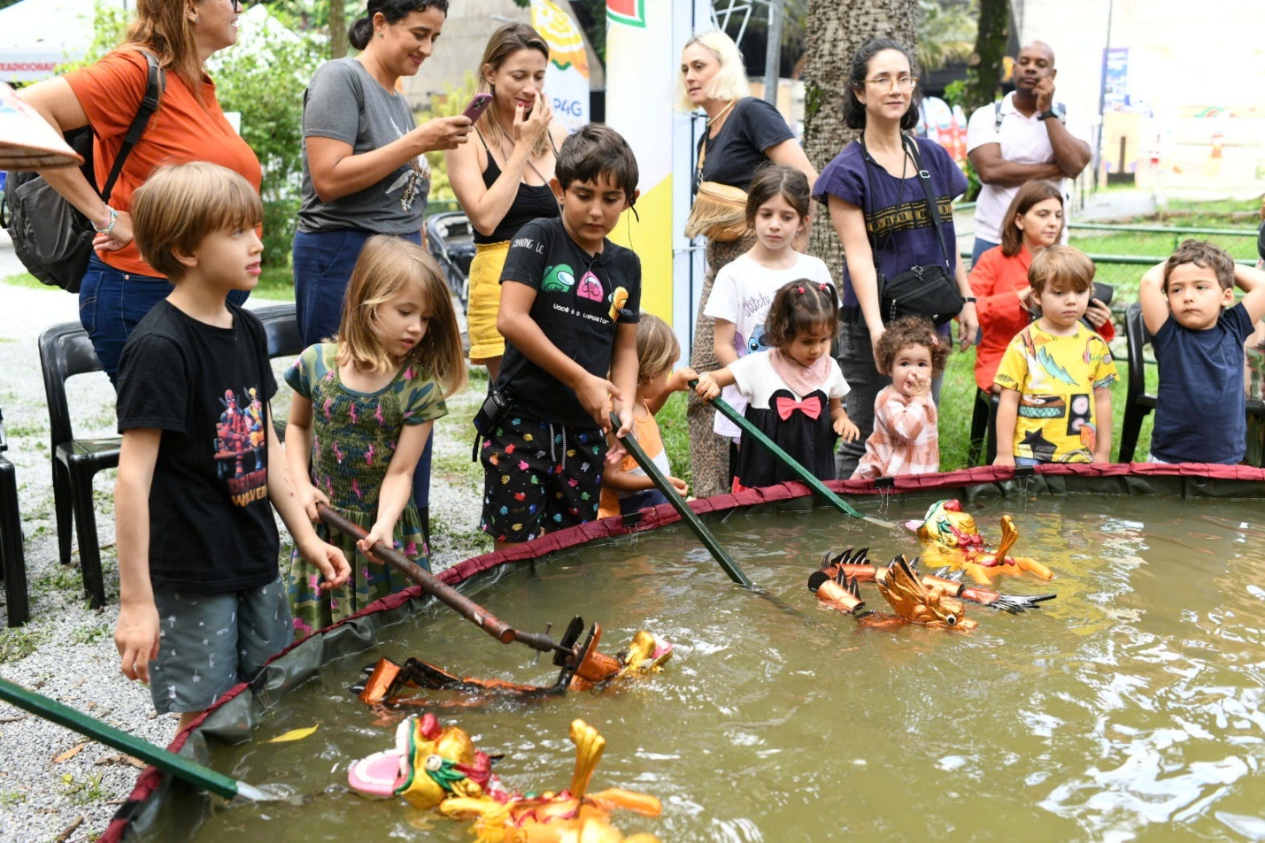 Orang Brazil membentuk patung tanah liat berbentuk bola dan menonton seni mempertahankan diri tradisional Vietnam dengan penuh semangat - 3 Người dân Brazil nặn tò he hình quả bóng, say sưa xem võ cổ truyền Việt - 3