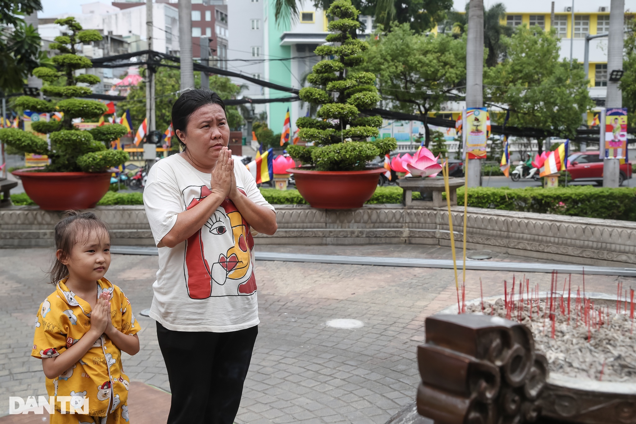 Đường phố, chùa chiền ở TPHCM trang hoàng mừng lễ Phật đản - 12